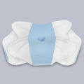 Almohada cervical de cuello en forma de mariposa Ala, sobre fondo liso de estudio
