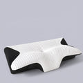 Almohada cervical mariposa ergonómica Luna, sobre fondo liso de estudio