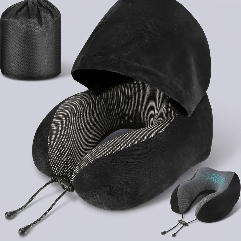 Almohada de viaje en U con capucha Capucha, sobre fondo liso de estudio