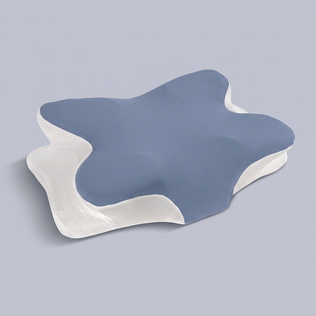 Almohada cervical mariposa de espuma viscoelástica con funda fría Nube, sobre fondo liso de estudio