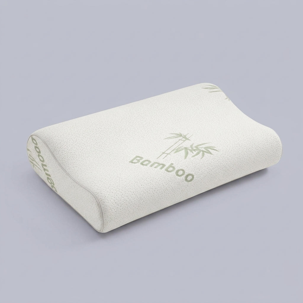Almohada cervical compacta de rayón de bambú Brote, sobre fondo liso de estudio