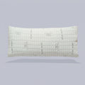 Almohada de copos de viscoelástica con aloe vera Copos, sobre fondo liso de estudio