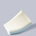 Almohada cervical de látex natural Savia, sobre fondo liso de estudio