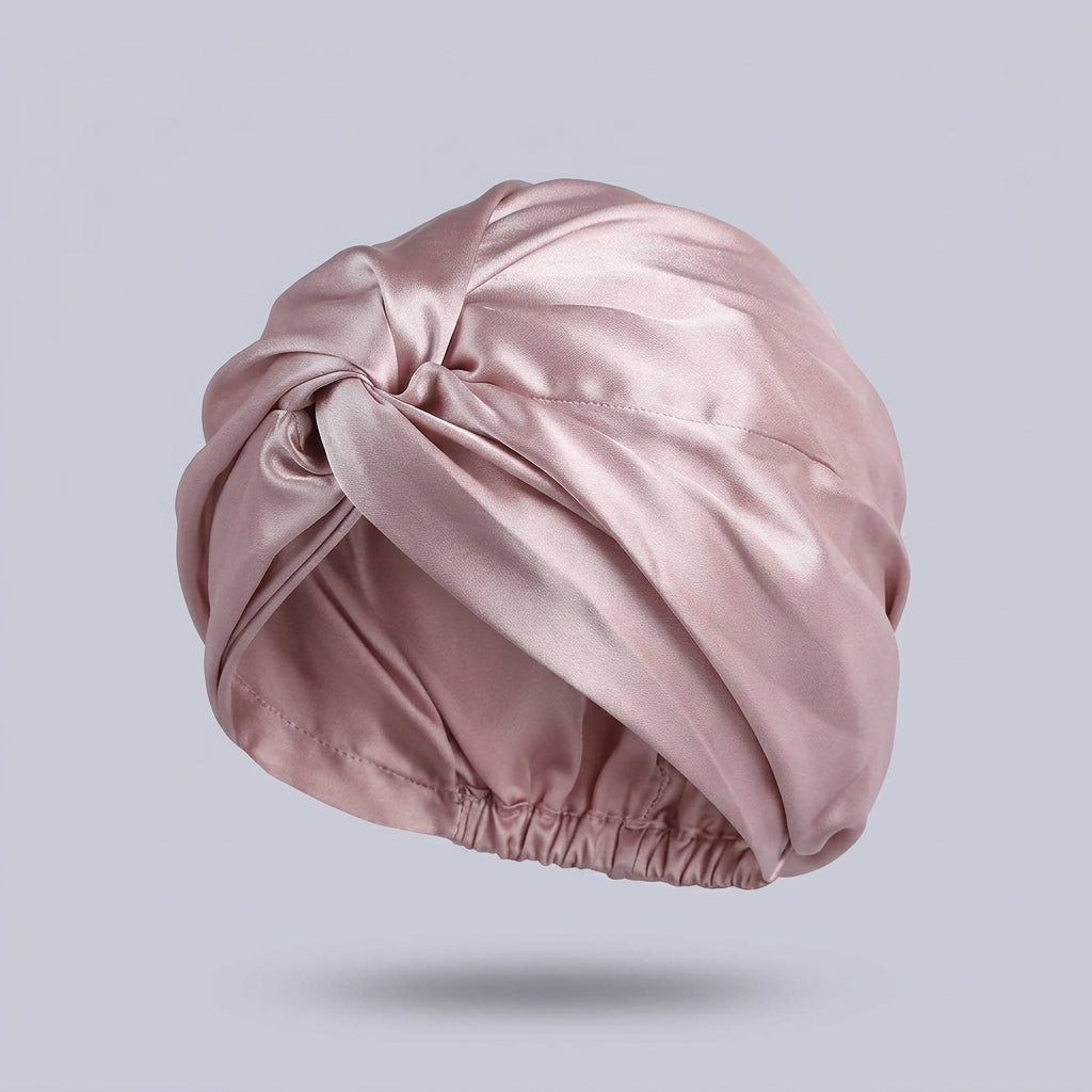 Gorro para dormir de seda de morera Turbante, sobre fondo liso de estudio