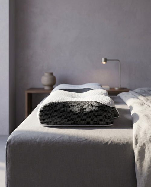 Almohada cervical mariposa de rebote lento Onda, de perfil a la altura del colchón