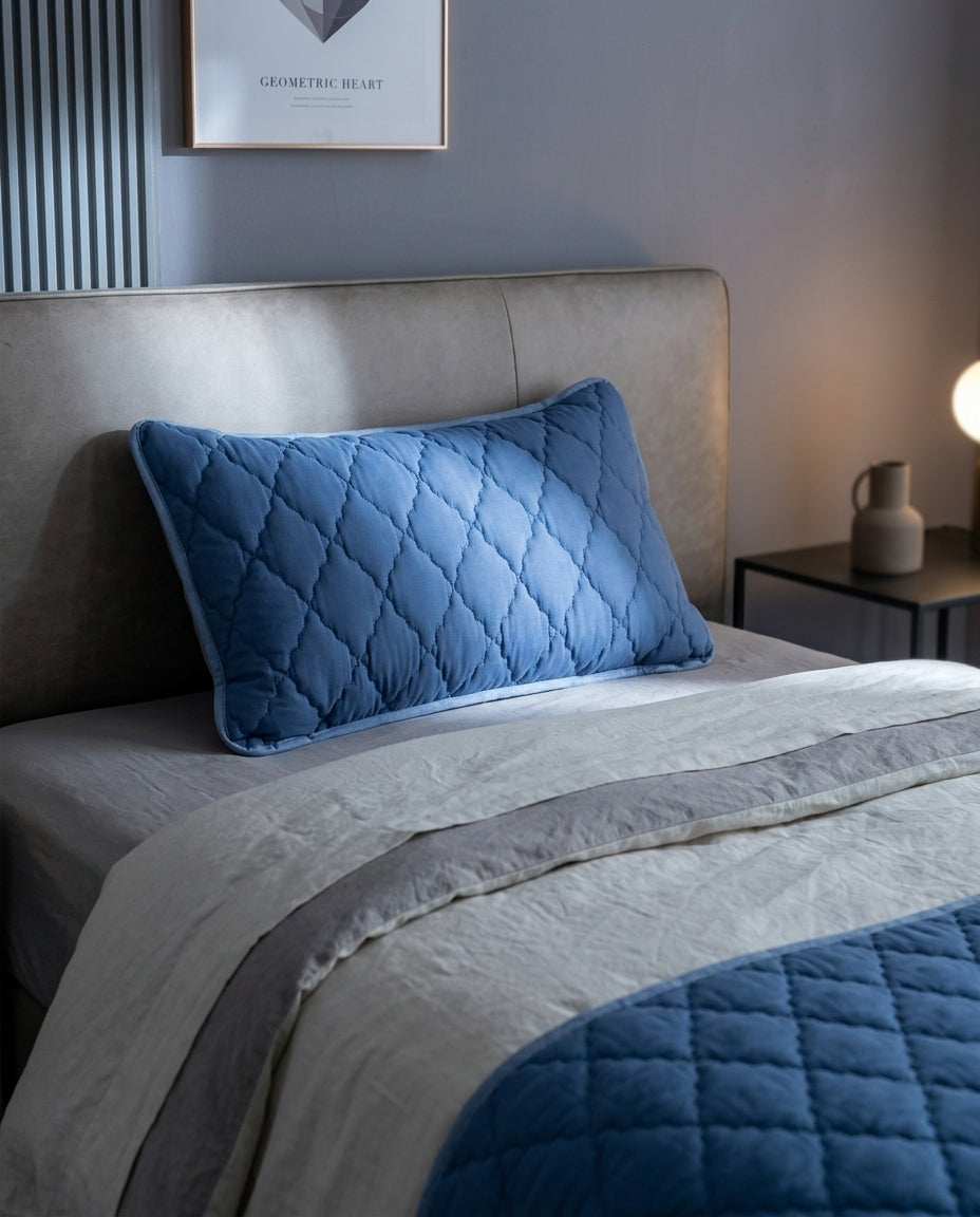 Funda de almohada impermeable Barrera, sobre una cama hecha con ropa de cama de lino
